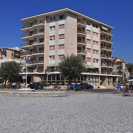 Gaiavacanze Beach Apartment Bordighera Exterior photo