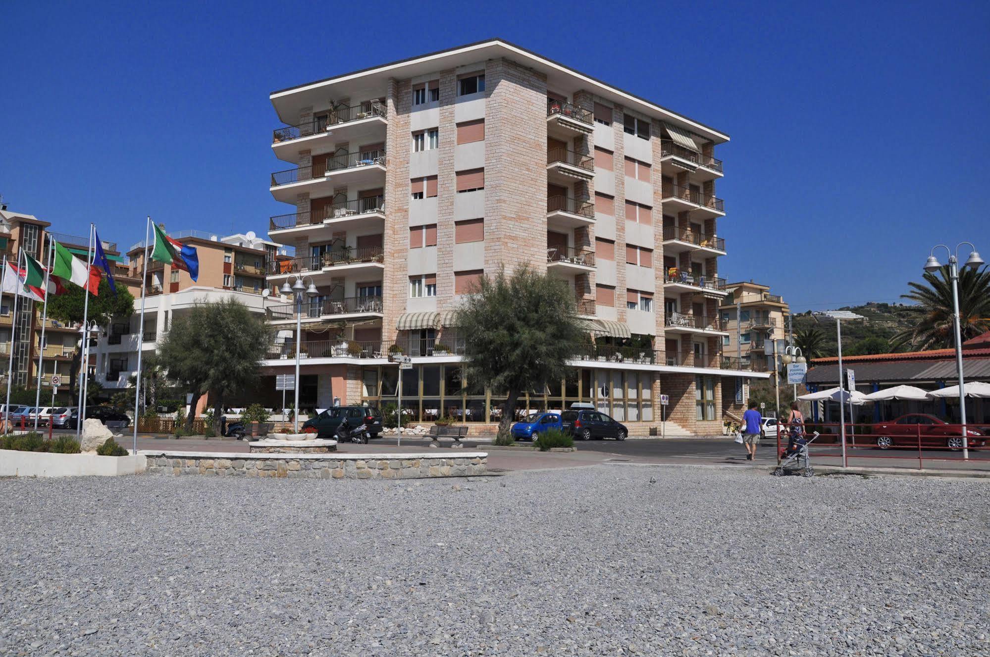 Gaiavacanze Beach Apartment Bordighera Exterior photo